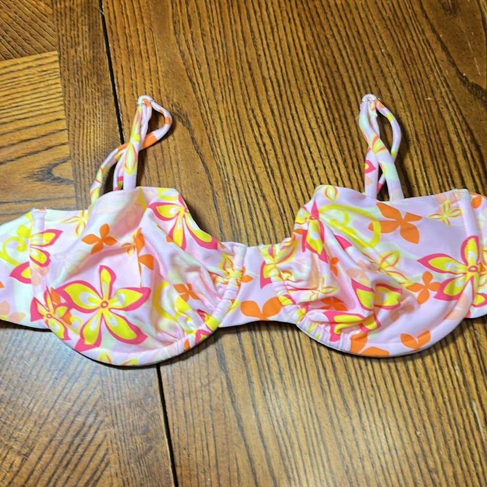 BLACKBOUGH BIKINI TOP. NWOT. SIZE LARGE.